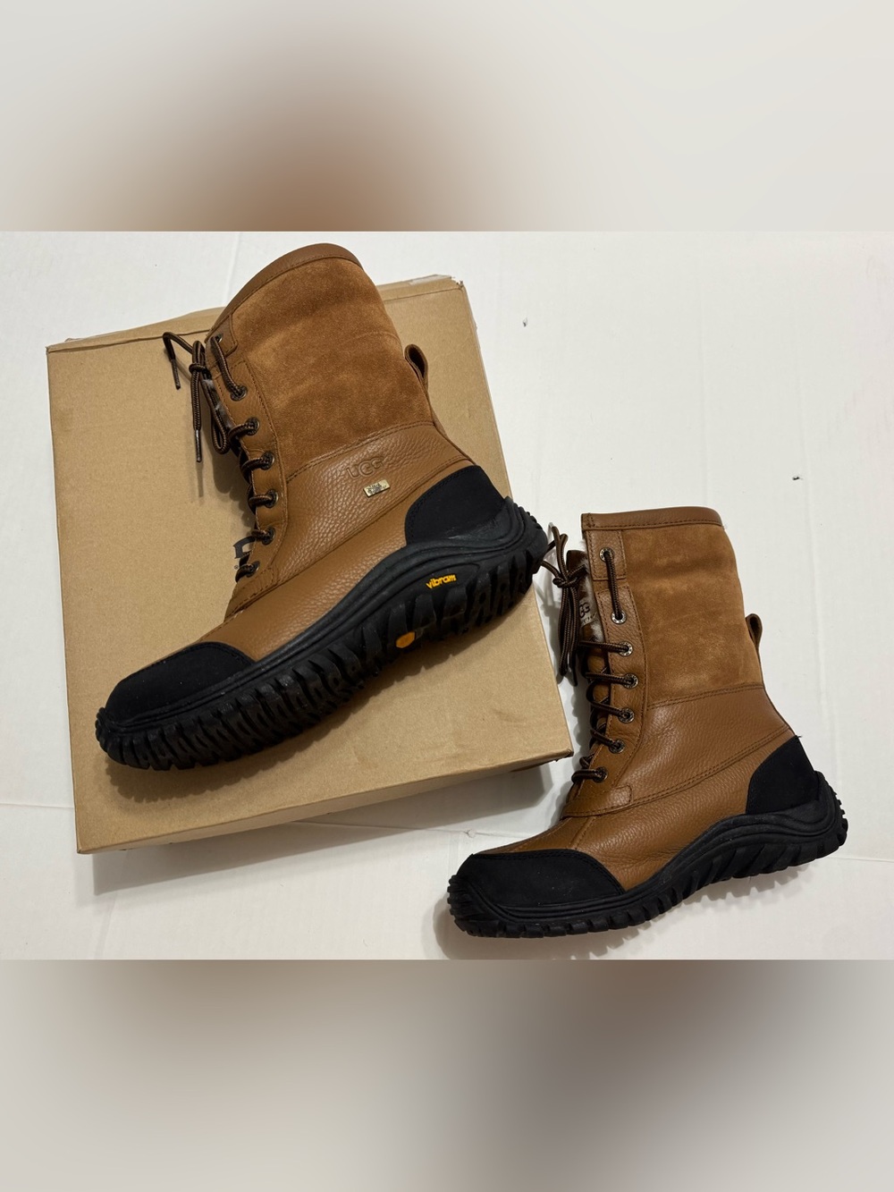 UGG Women's Adirondack Boot Il Size 8.5
